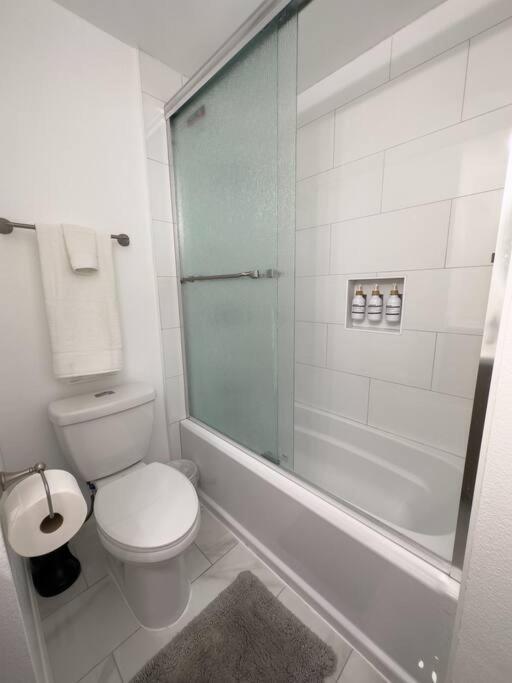 Apartment Modern Retreat 1 Mi. From