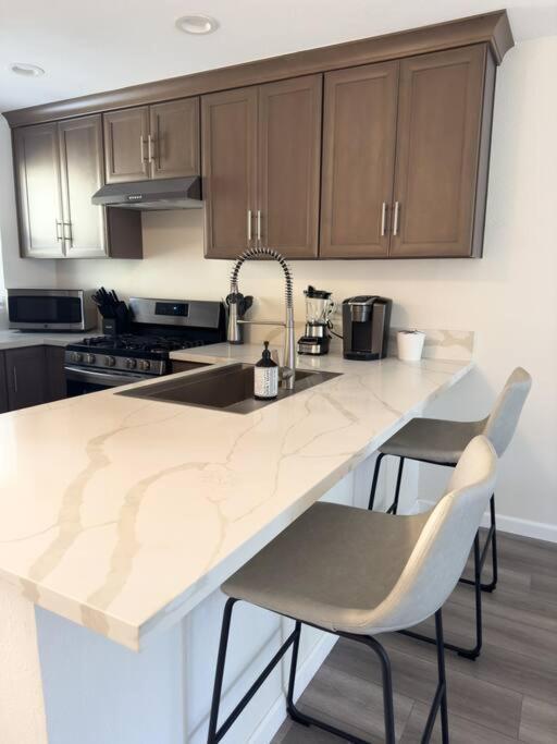 Apartment Modern Retreat 1 Mi. From